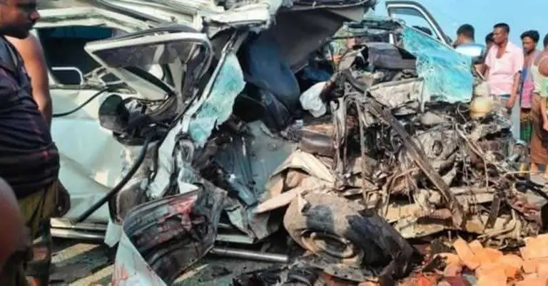 কু‌ষ্টিয়ায় অ্যাম্বুলেন্স ও ট্রলির সংঘ‌র্ষ